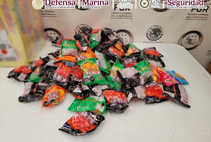 Aseguran en Michoacán, carga de metanfetamina oculta en paquetes de dulces en empresa de mensajería