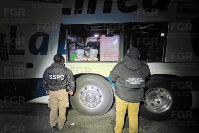 Aseguran granadas de fragmentación y cartuchos en autobús de pasajeros en Contepec