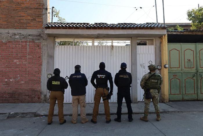 Aseguran más de 800 dosis de droga y detienen a tres personas al catear dos casas en Morelia