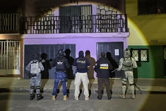 Aseguran más de 800 dosis de metanfetamina y detienen a dos personas durante cateos en Morelia