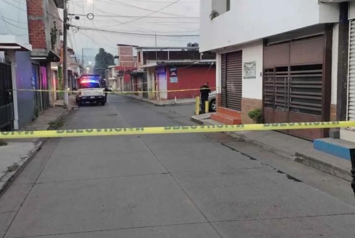Asesinan a conductor dentro de su camioneta en la colonia 18 de Marzo de Uruapan, Michoacán