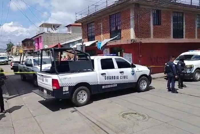 Asesinan a dos hombres al interior de una barbería en Uruapan