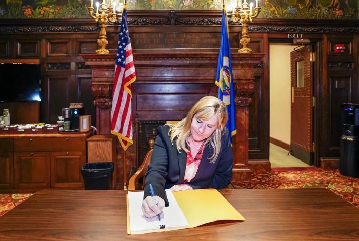 Asesinan a legisladora demócrata en Minnesota en su hogar