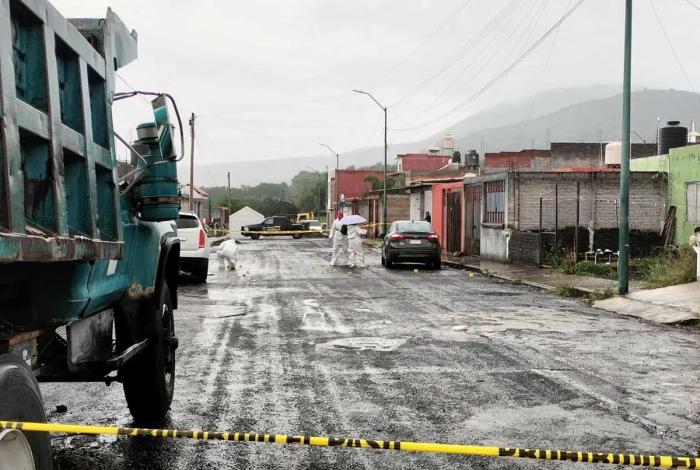 Asesinan a un hombre al interior de su vehículo en Villas de la Loma, en Morelia