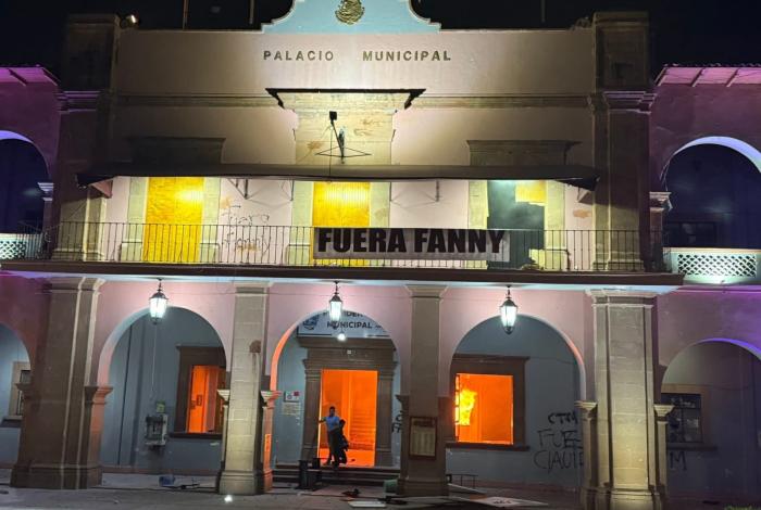 Así exigió Apatzingán justicia para Manzo: queman Palacio Municipal