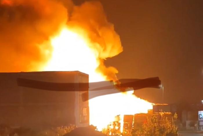 Así fue el incendio de la bodega de tarimas en La Quemada