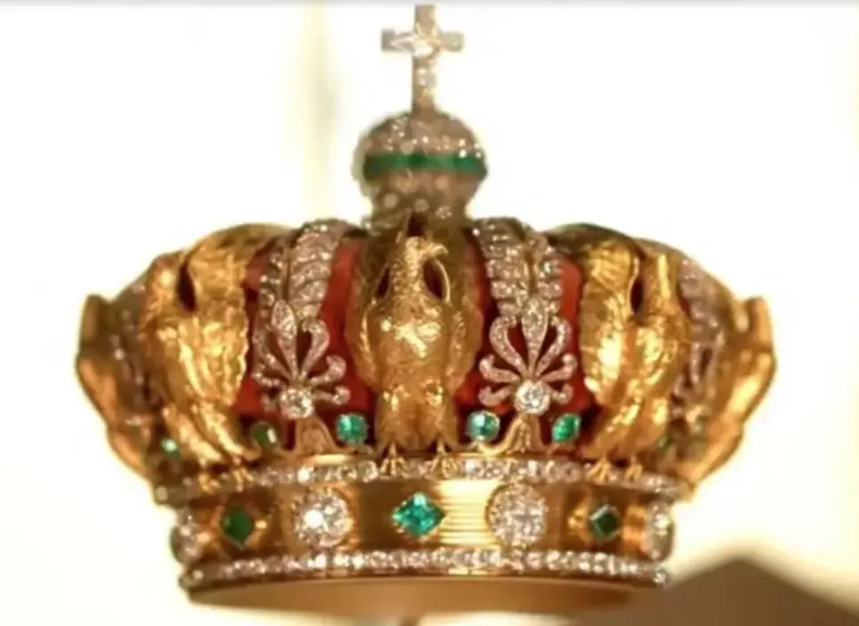 Así quedó la corona imperial tras el robo millonario en el Louvre