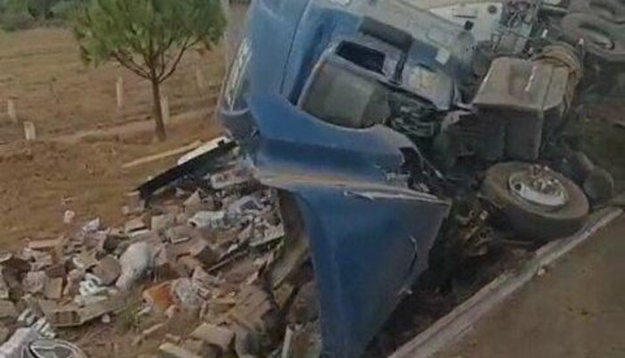 Así volcó un tráiler tras perder el control de su unidad