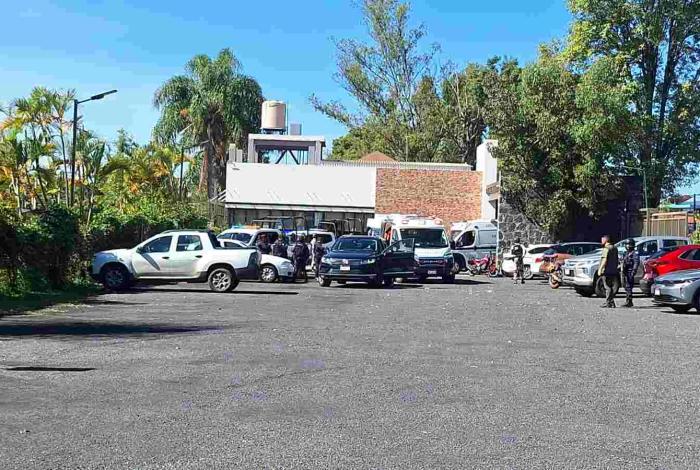 Atacan a automovilista en el estacionamiento de “El Rincón de Aguililla”; se reporta grave