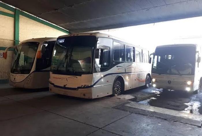Atacan a balazos a un hombre en Apatzingán, se resguarda en central camionera y sale ileso