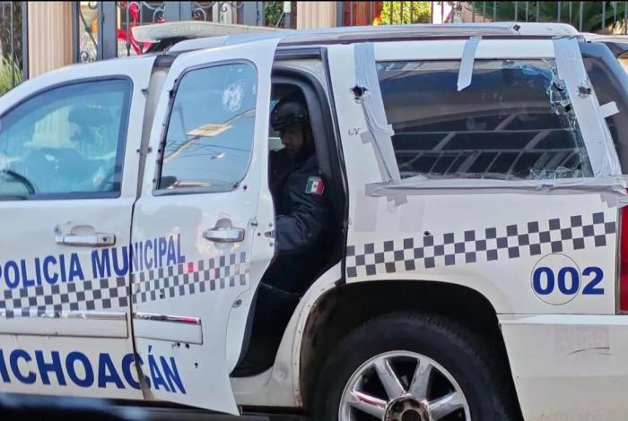 Atacan a balazos camioneta de policías municipales en Tingüindín; no se reportan agentes lesionados