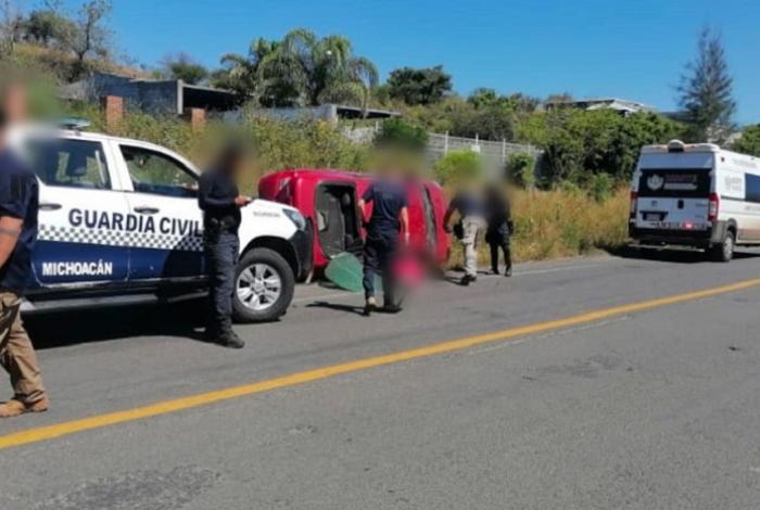 Atacan a balazos y asesinan a mando policial de Indaparapeo, mientras conducía su auto