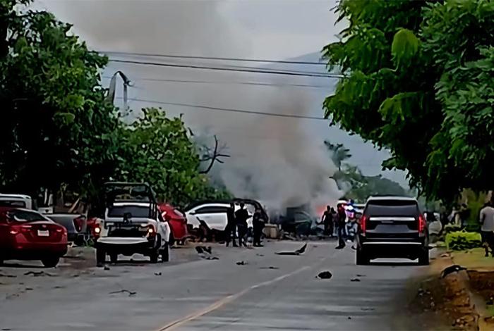 Atacan a la Policía Comunitaria de Coahuayana con potente artefacto explosivo: Hay un muerto y 10 lesionados