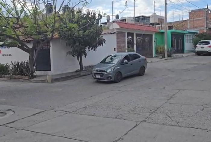 Atacan a tiros a dos jóvenes que viajaban en moto en la zona poniente de Morelia