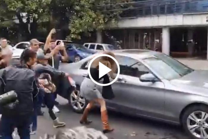 Atacan con botellas a ‘Lady racista’ al salir del Tribunal de Justica