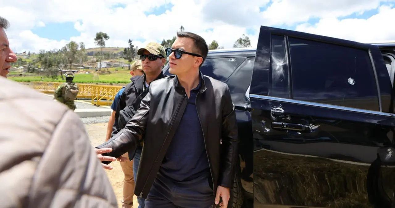 Atacan con piedras y a balazos a la caravana del presidente de Ecuador; el Gobierno denunció un intento de asesinato