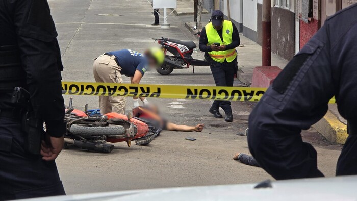 Ataque armado contra dos jóvenes motociclistas deja un muerto y un lesionado