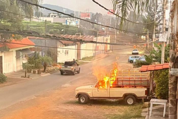 Ataque armado y fuego en Uruapan: Delincuentes queman vehículo afuera de un restaurante