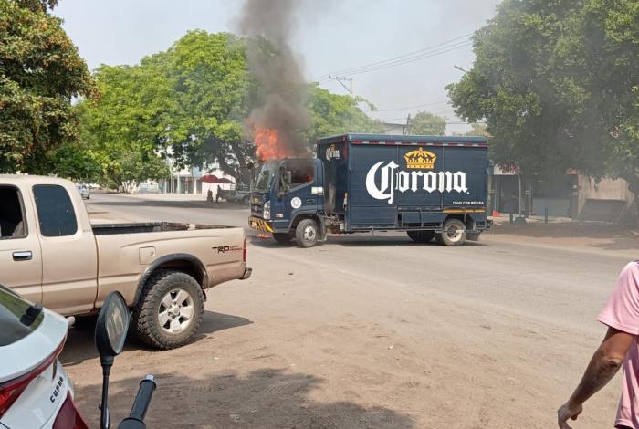 ¡Atentos! Narcobloqueos y quemas en carretera Apatzingán-Buena Vista