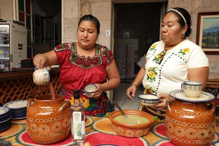 Atole de cempasúchil, tradición de muertos que disfrutan los vivos en Michoacán