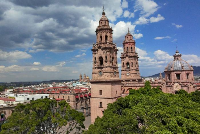 Aunque se espera cielo nublado, seguirá el calor de 45°C en Michoacán