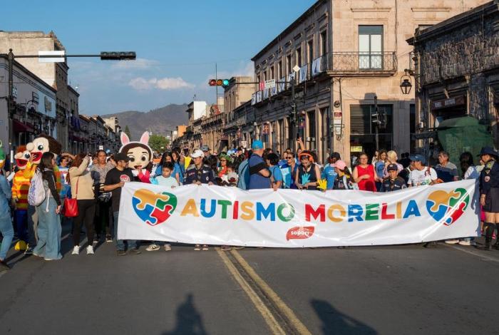 Autismo y exclusión: familias marchan en Morelia para exigir espacios verdaderamente incluyentes