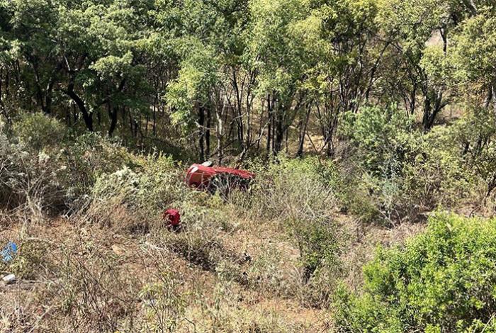 Auto cae a barranco en la Quiroga-Zacapu; mujer y sus dos hijos quedan heridos