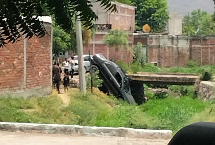 Auto cae a canal de aguas negras en Apatzingán; no hay lesionados