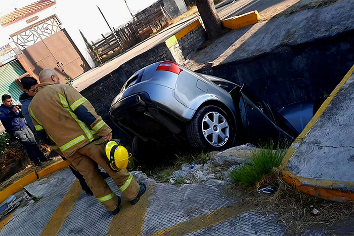 Auto cae a un canal de la colonia Real Hacienda, en Tarímbaro