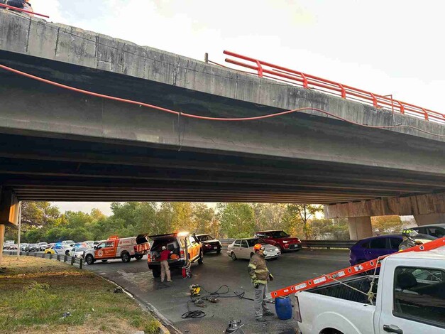 Auto cae de puente vehicular en Monterrey; hay 2 heridos