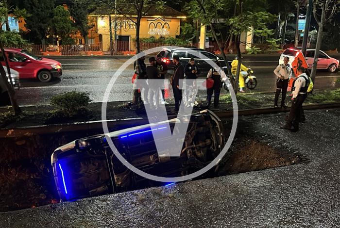 Auto cae en excavación de obra en la avenida Madero Poniente