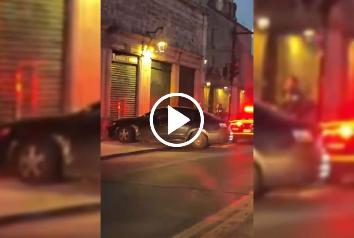 Auto casi choca contra mueblería en plena Av. Madero, en Morelia