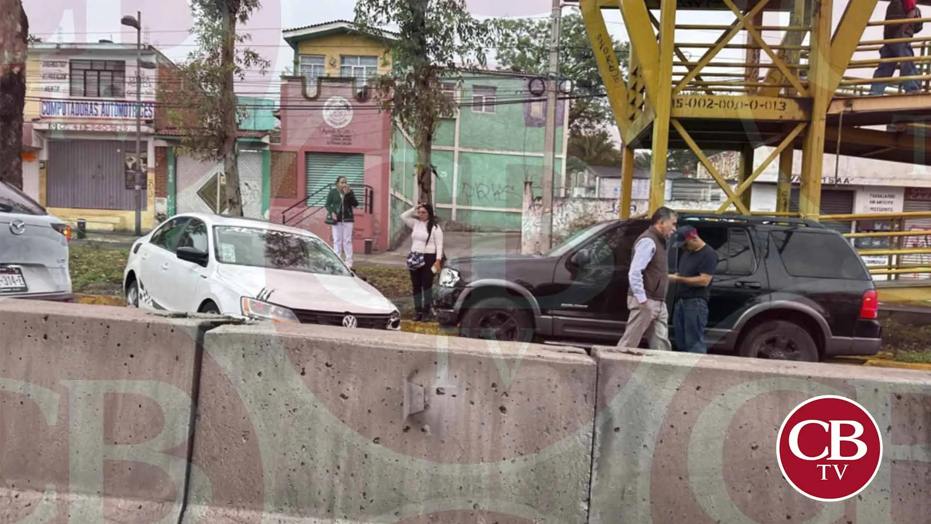 Auto choca con muro y una camioneta al poniente de Morelia