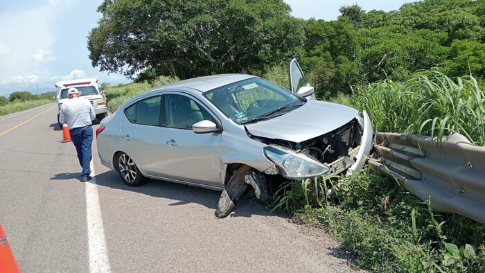 Auto choca contra objeto fijo en la autopista Siglo XXI