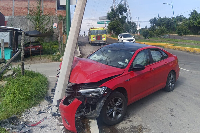 Auto choca contra poste de la CFE en la avenida Amalia Solorzano, en Morelia