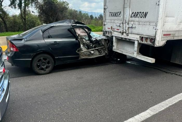 Auto choca contra retaguardia de tractocamión en la Morelia-Pátzcuaro; hay un herido