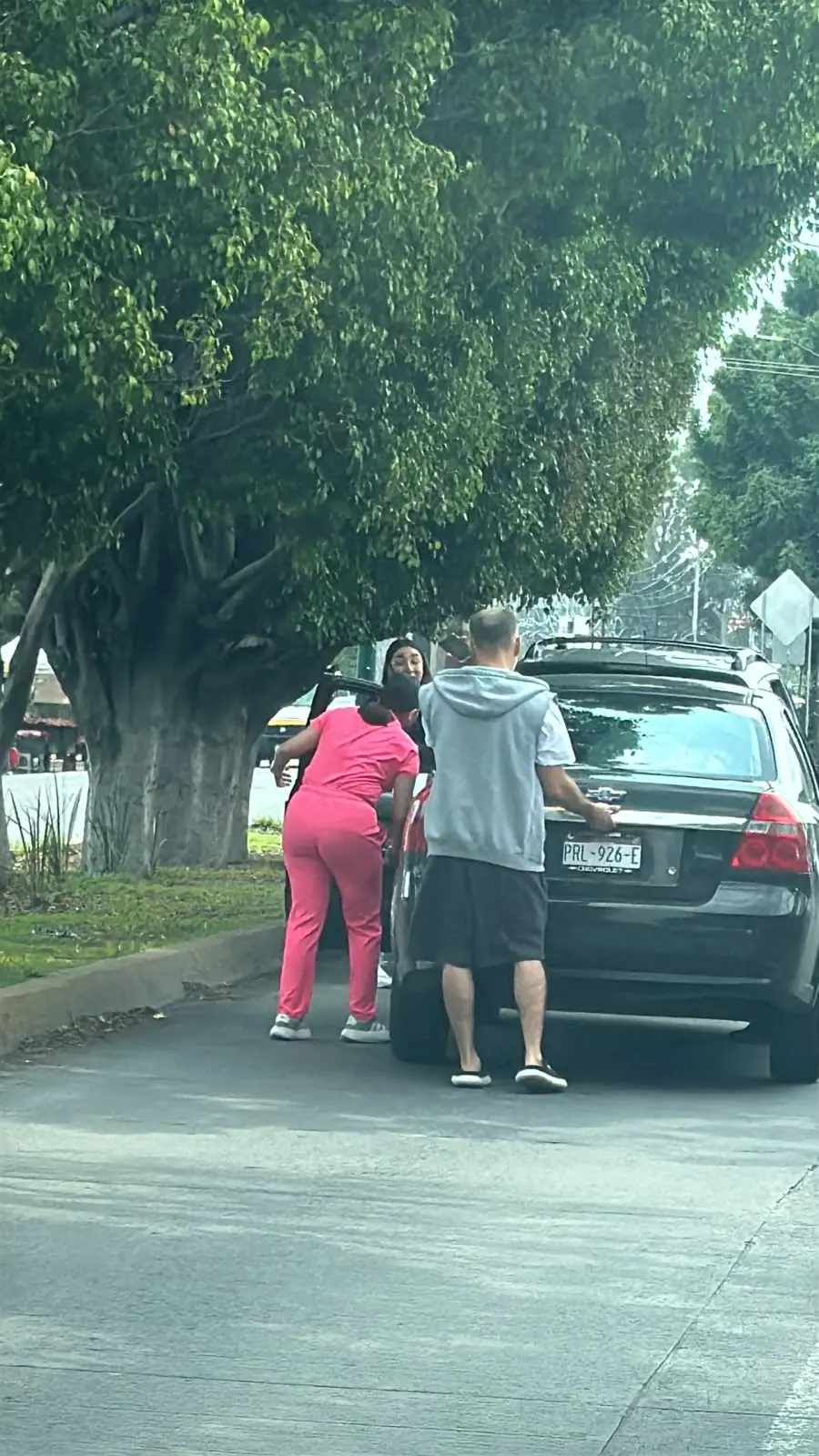 Auto choca una camioneta en el libramiento sur de Morelia