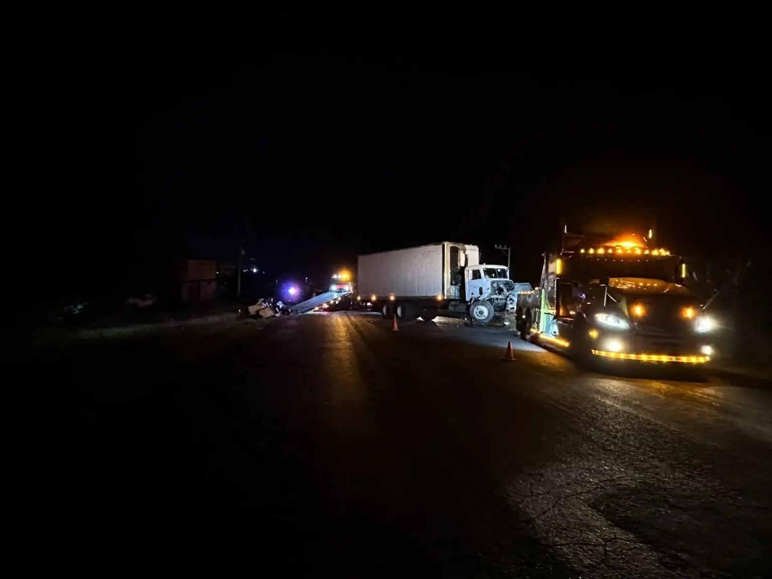 Auto clásico termina destruido tras chocar con tráiler en Ciudad Hidalgo
