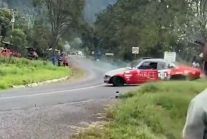 Auto de la Panamericana sufre percance y se proyecta contra el público; hay 9 heridos