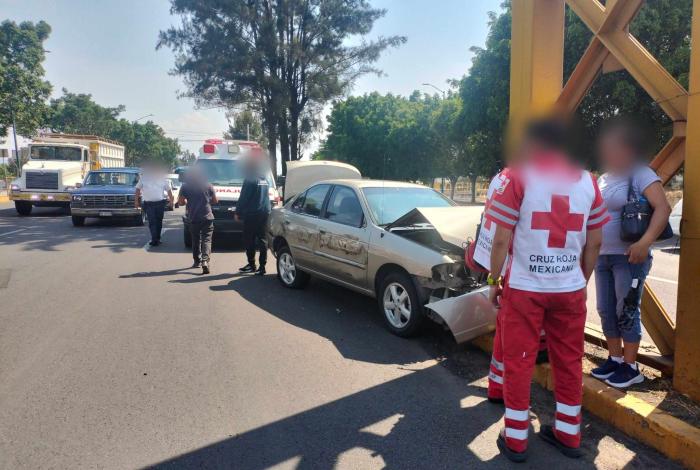 Auto es chocado por camión y proyectado contra puente peatonal al norte deMorelia