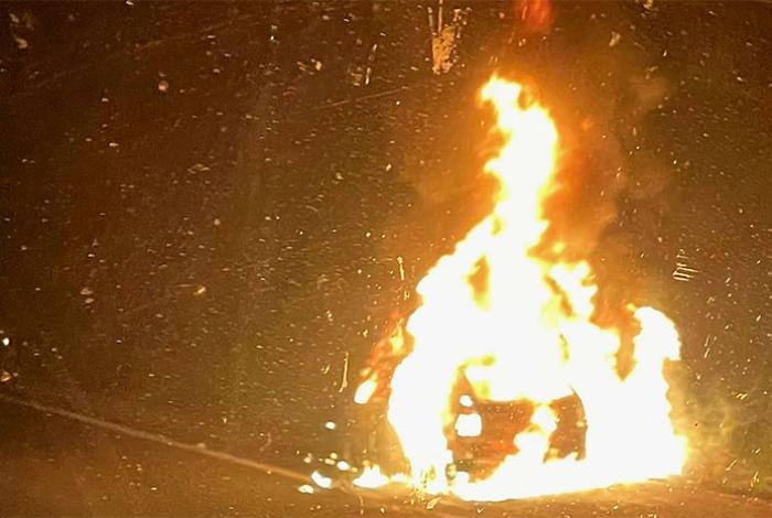 Auto es consumido por incendio, en la carretera Apatzingán - Cuatro Caminos