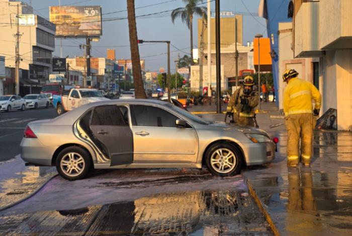 Auto estacionado se incendia en la colonia Jardinadas