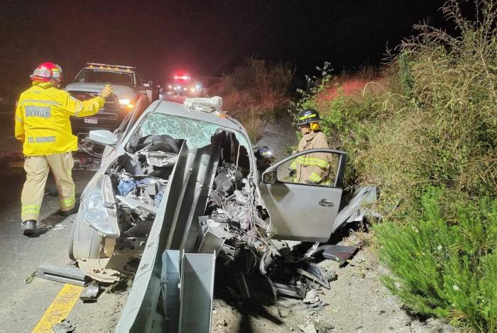Auto queda partido en dos al impactar contra muro de contención