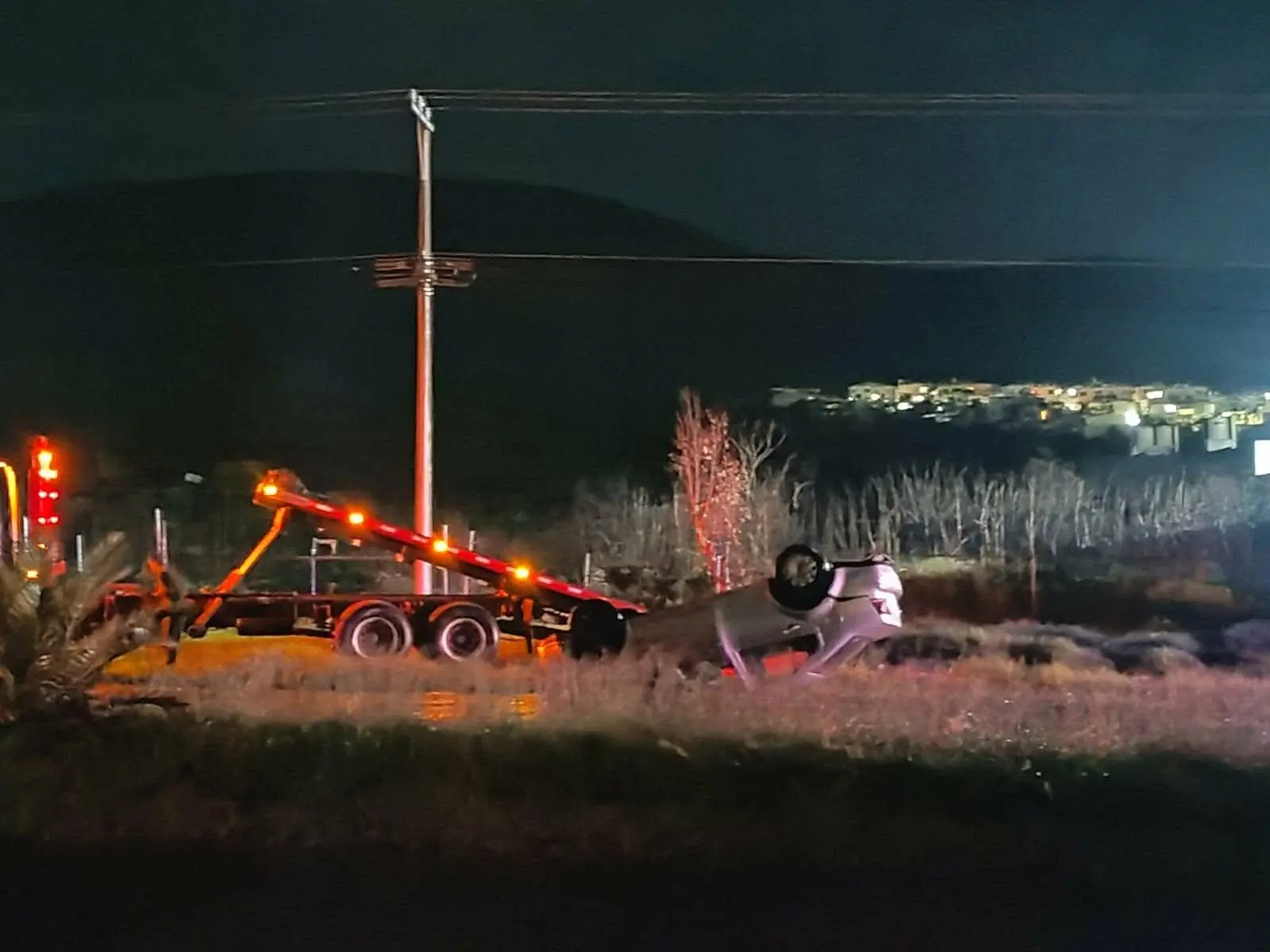 Auto queda volcado en la Madero Poniente