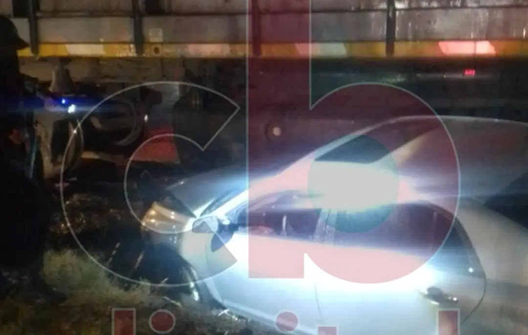 Auto se descompone y el tren lo arrastra en el libramiento de Morelia