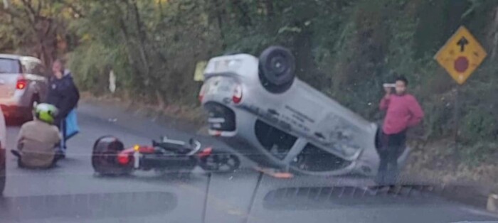 Auto sufre volcadura a espaldas de Los Cenadores Santa María, en Morelia