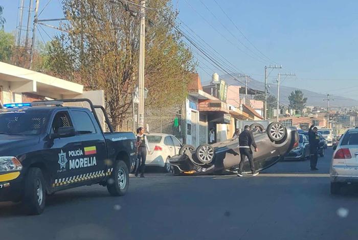Auto sufre volcadura en la avenida San Juanito Itzícuaro, al poniente de Morelia