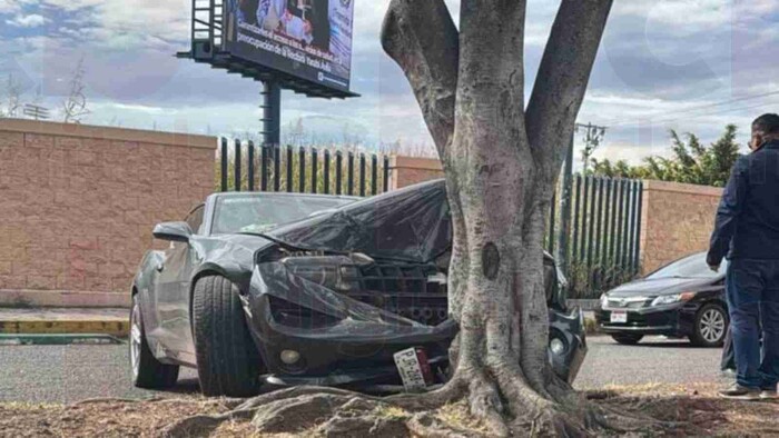 Auto veloz choca afuera de la UMSNH