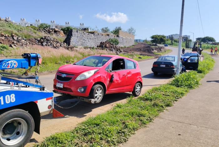 Auto vuelca cerca de Villas de la Loma y Campo Nubes, en Morelia