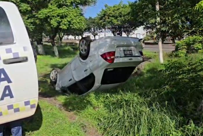 Auto vuelca en el Libramiento de Morelia, frente a Macroplaza Estadio